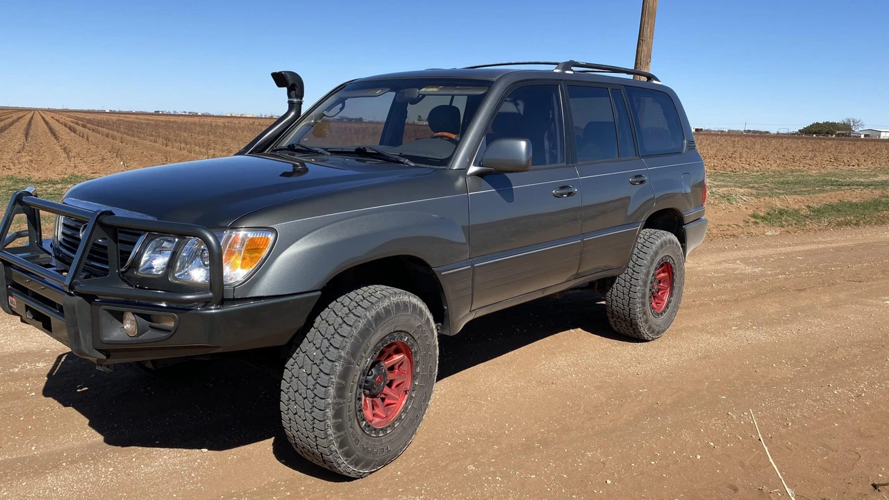 2002 Lexus LX 2nd Gen - Image 18 of 31