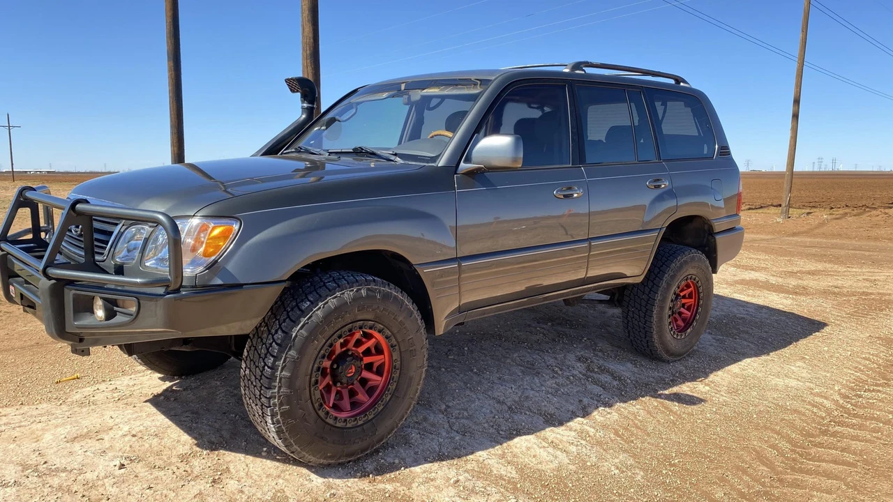 2002 Lexus LX 2nd Gen - Image 17 of 31