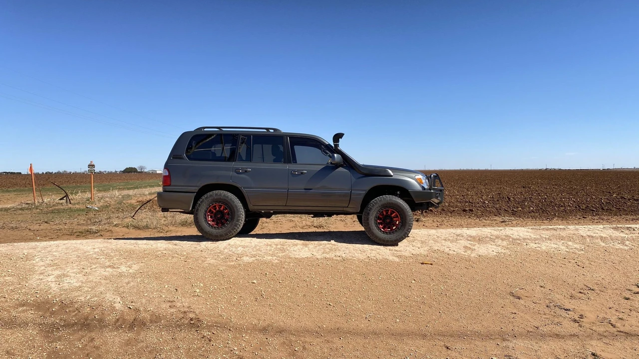 2002 Lexus LX 2nd Gen - Image 29 of 31