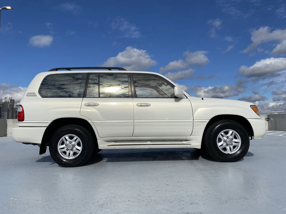 2002 Lexus LX 2nd Gen - Image 21 of 31