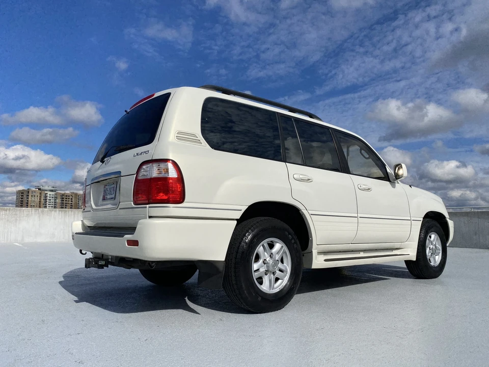 2002 Lexus LX 2nd Gen - Image 18 of 31