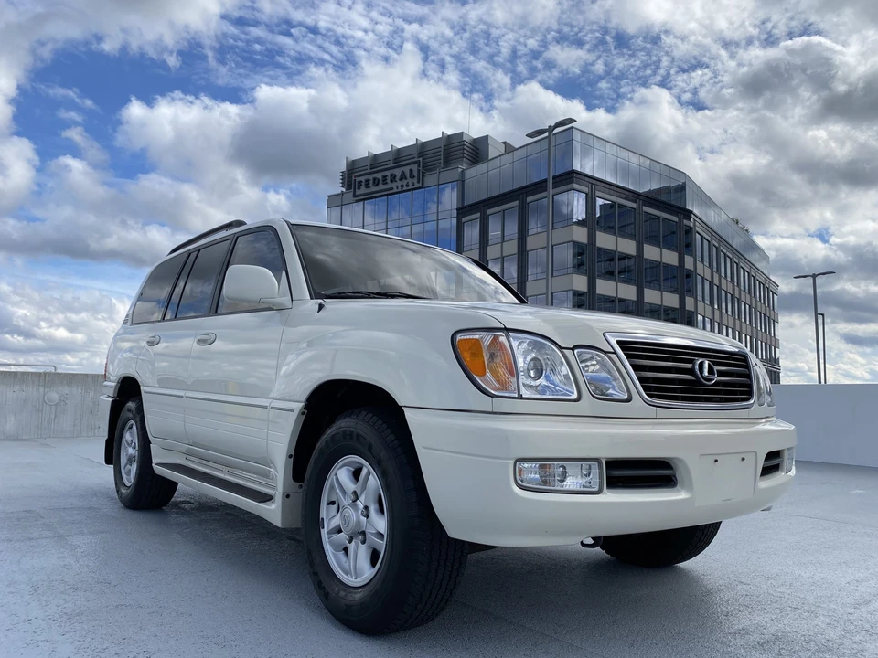 2002 Lexus LX 2nd Gen - Image 24 of 31