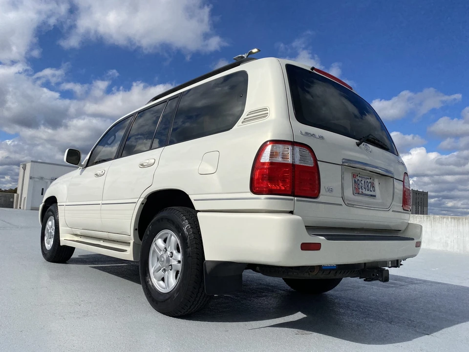 2002 Lexus LX 2nd Gen - Image 11 of 31