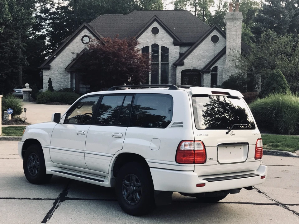 2002 Lexus LX 2nd Gen - Image 17 of 31