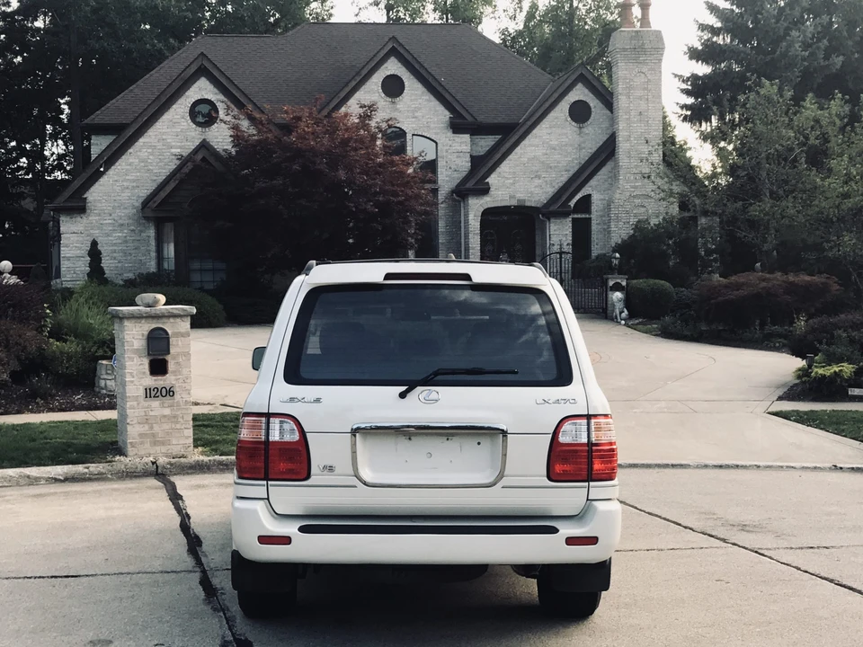 2002 Lexus LX 2nd Gen - Image 16 of 31