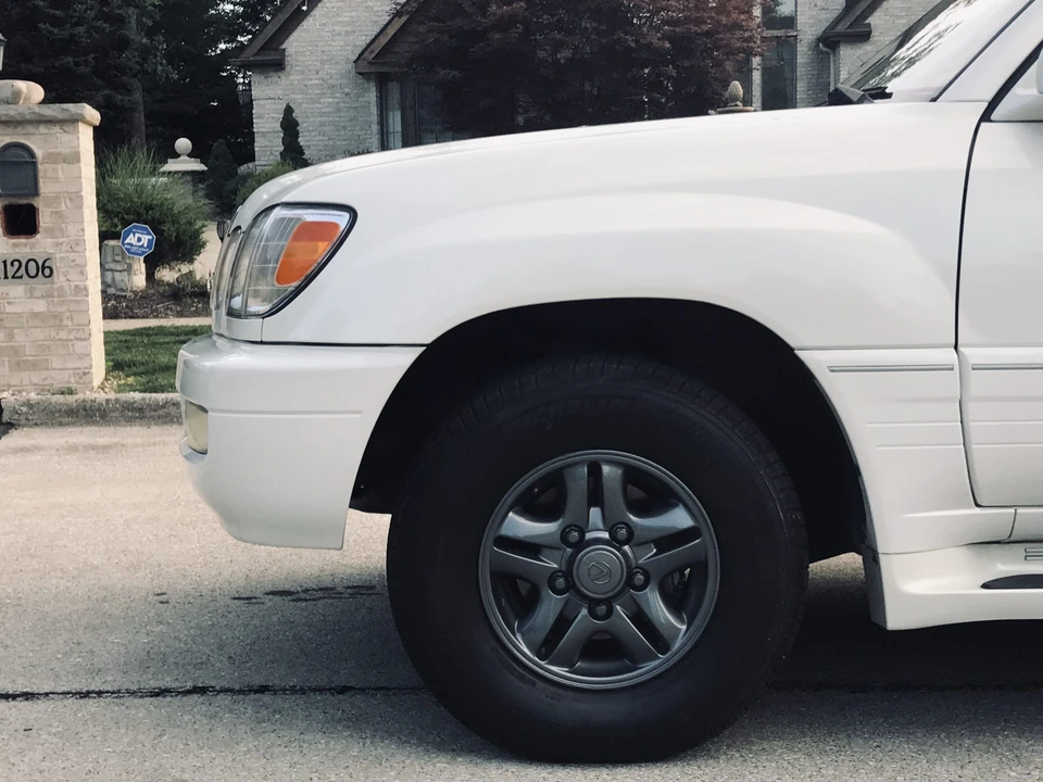 2002 Lexus LX 2nd Gen - Image 19 of 31