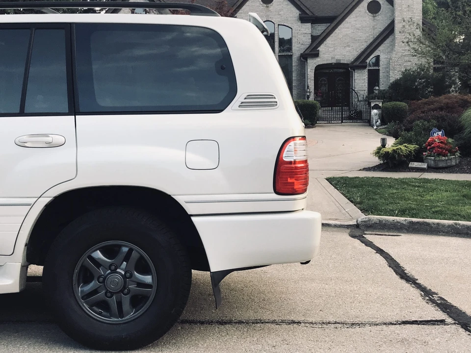 2002 Lexus LX 2nd Gen - Image 21 of 31