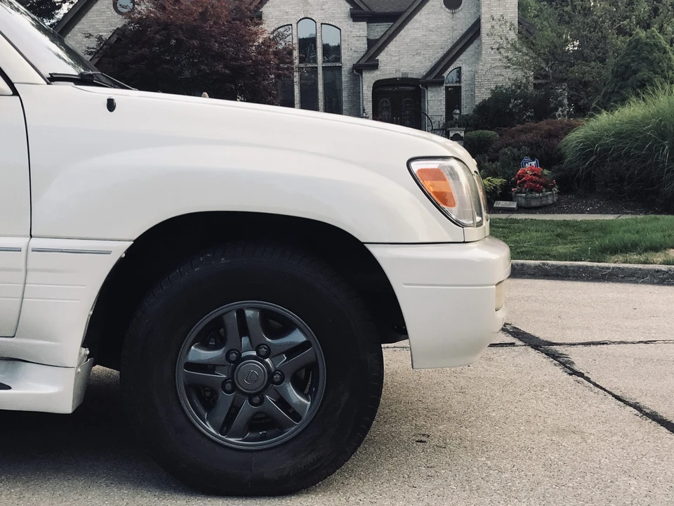 2002 Lexus LX 2nd Gen - Image 24 of 31