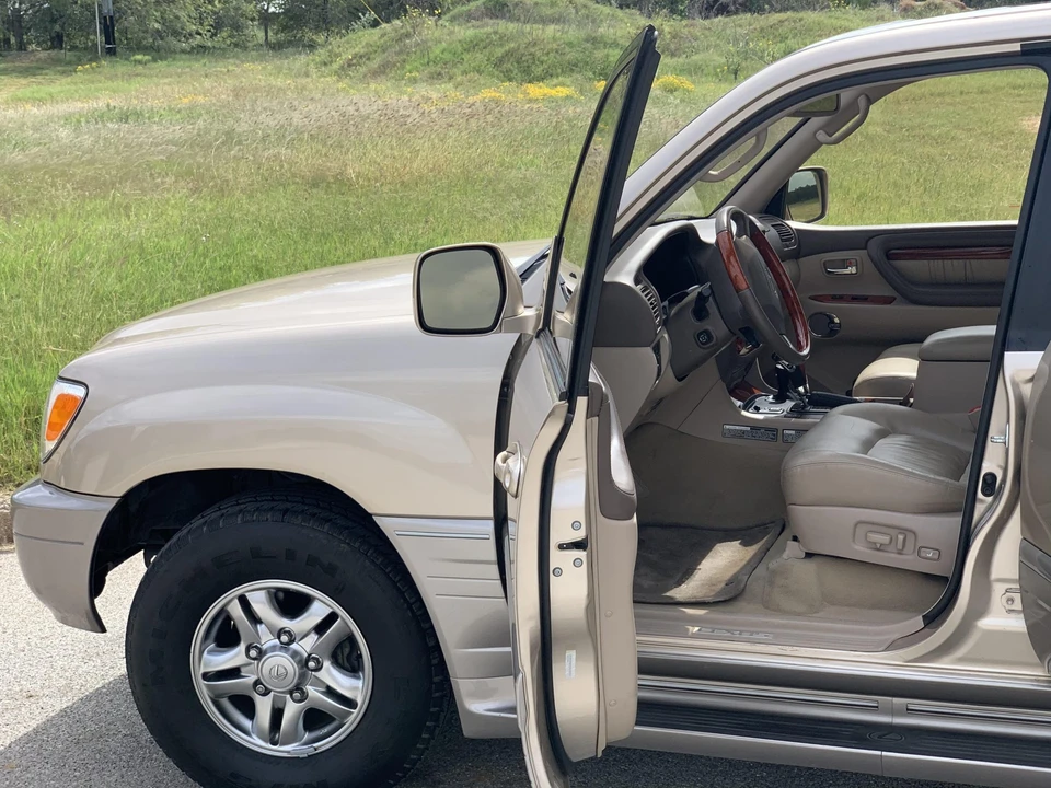 2002 Lexus LX 2nd Gen - Image 18 of 31