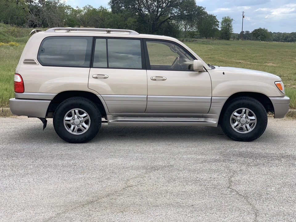 2002 Lexus LX 2nd Gen - Image 11 of 31