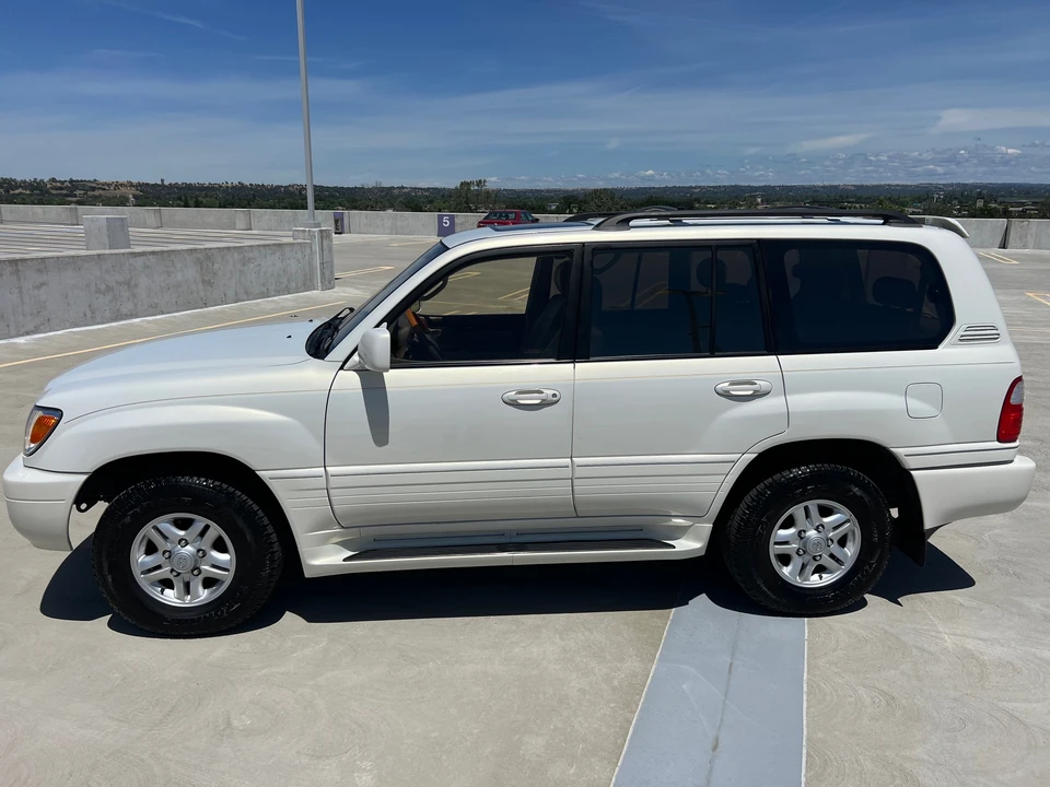 2002 Lexus LX 2nd Gen - Image 9 of 31