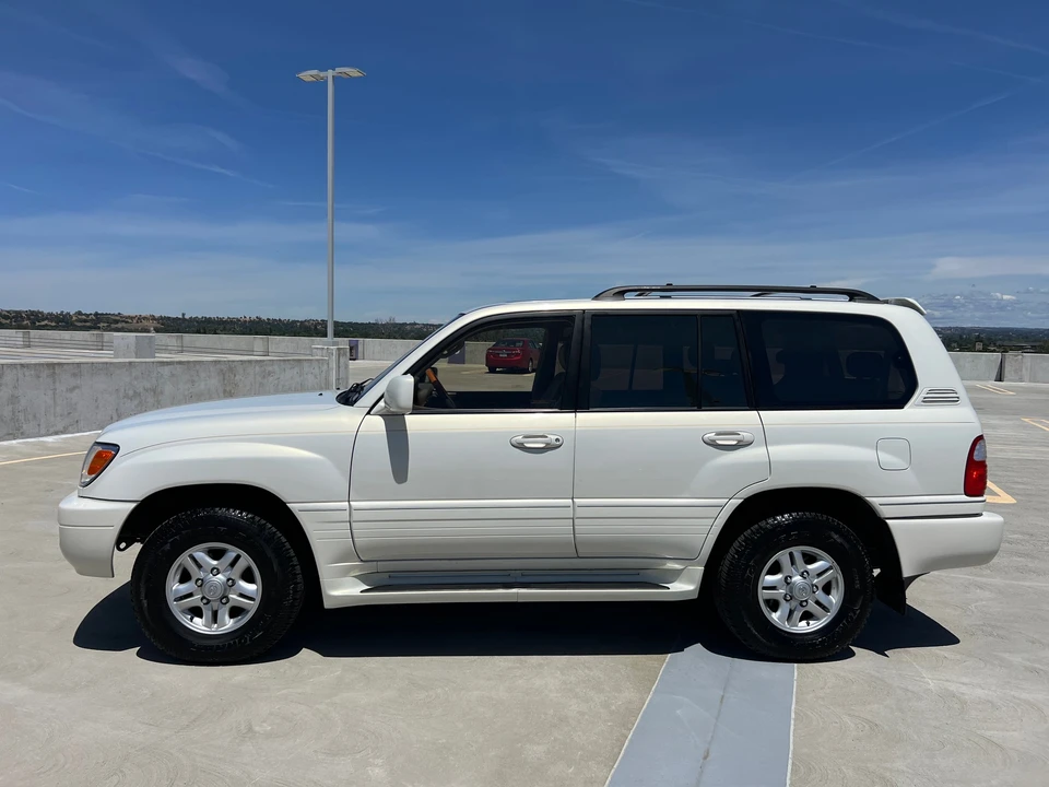 2002 Lexus LX 2nd Gen - Image 10 of 31