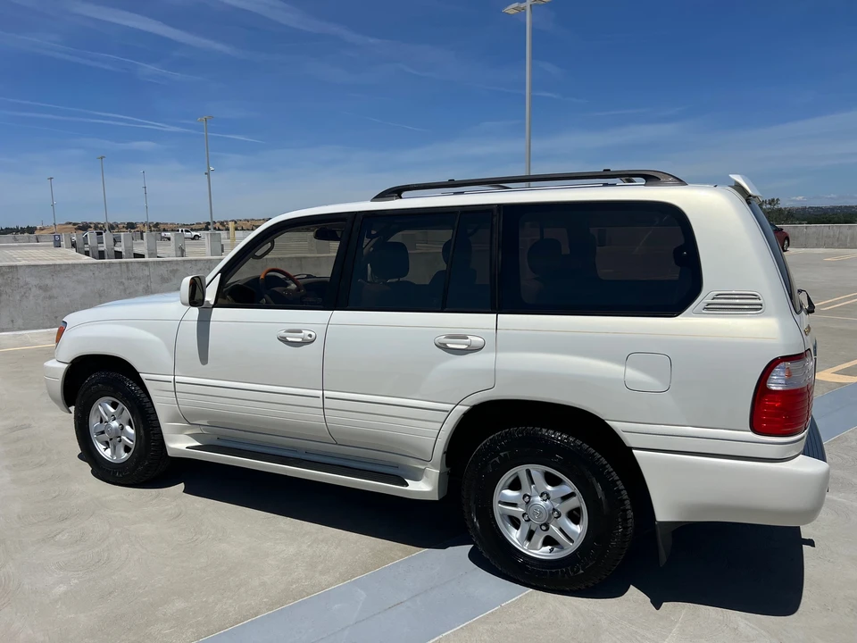2002 Lexus LX 2nd Gen - Image 16 of 31