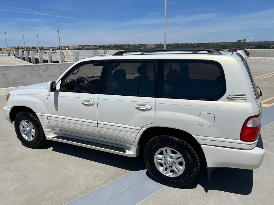 2002 Lexus LX 2nd Gen - Image 17 of 31