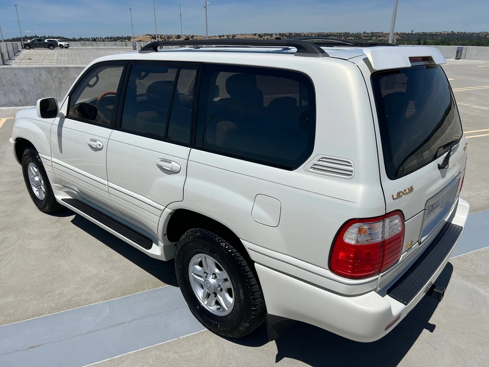 2002 Lexus LX 2nd Gen - Image 18 of 31