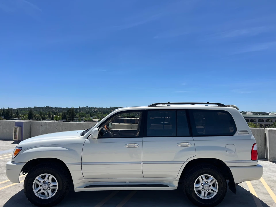 2002 Lexus LX 2nd Gen - Image 12 of 31