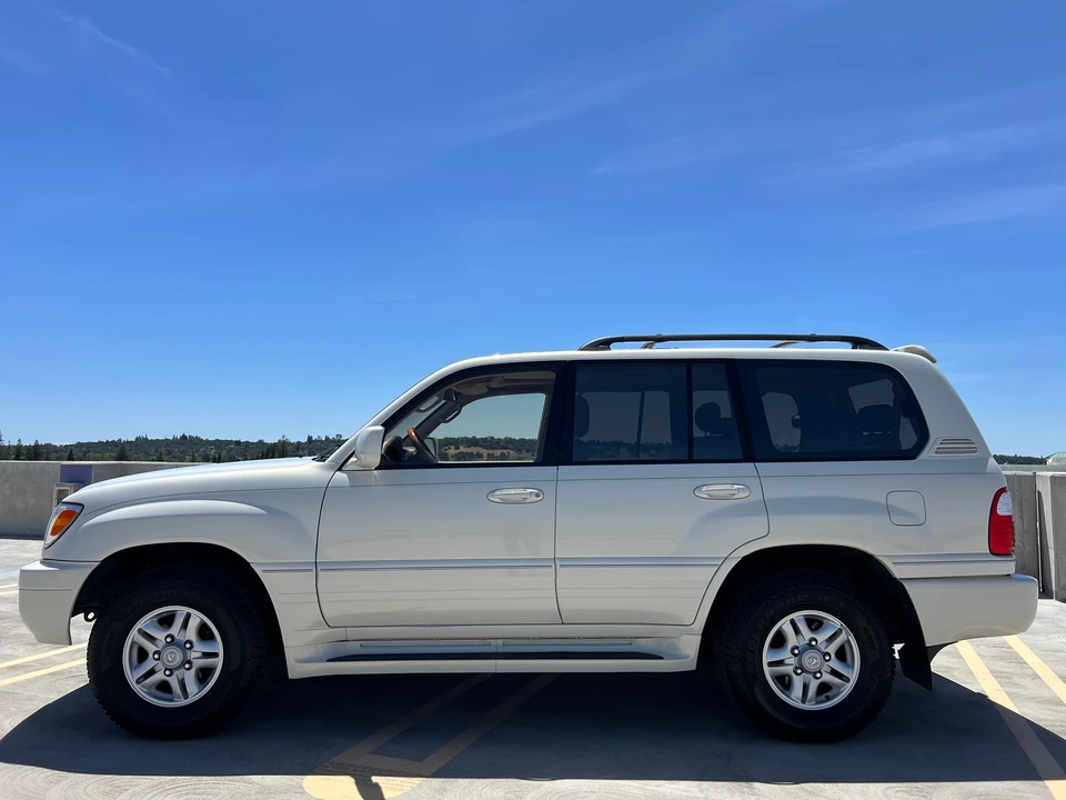 2002 Lexus LX 2nd Gen - Image 13 of 31