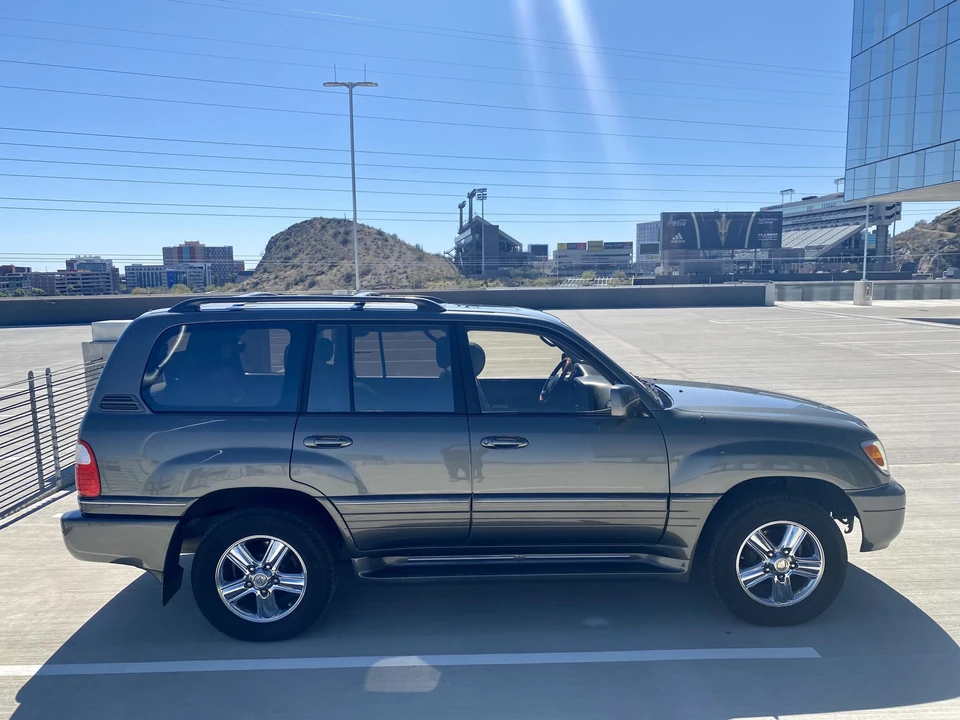 2002 Lexus LX 2nd Gen - Image 18 of 31