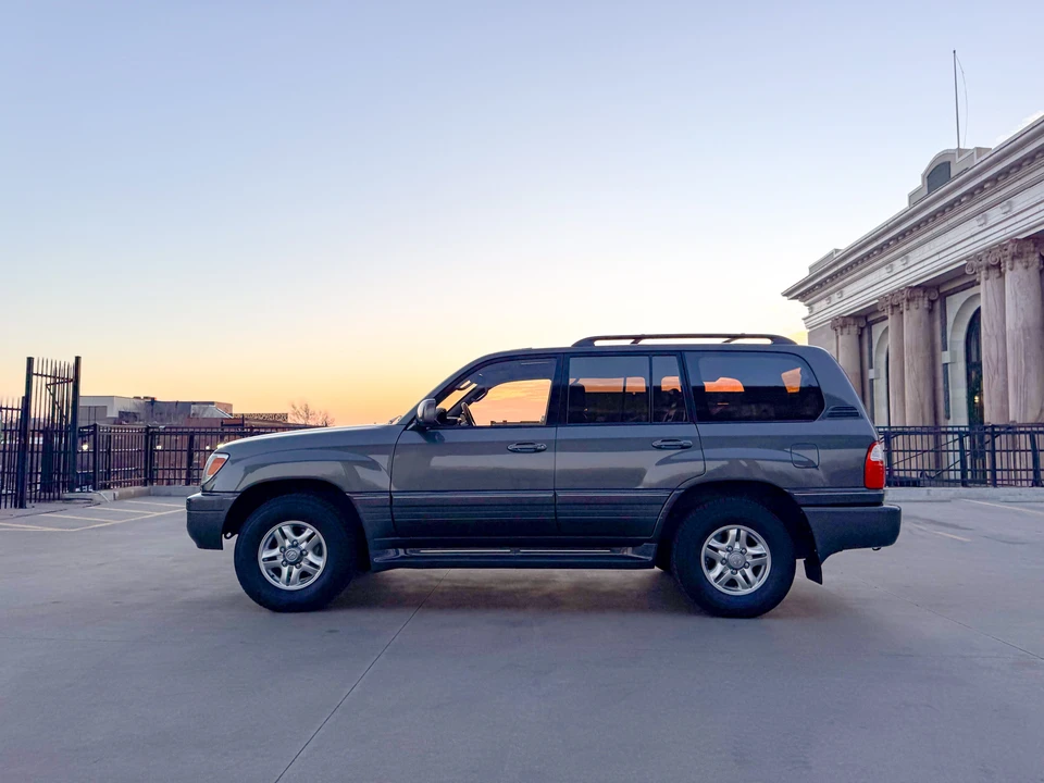 2002 Lexus LX 2nd Gen - Image 18 of 31