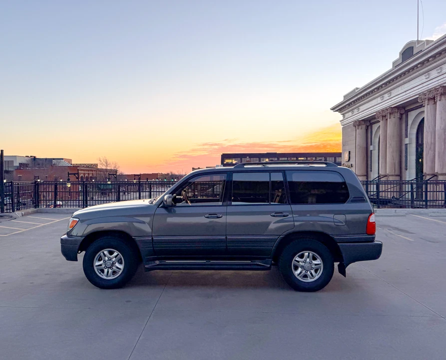 2002 Lexus LX 2nd Gen - Image 17 of 31