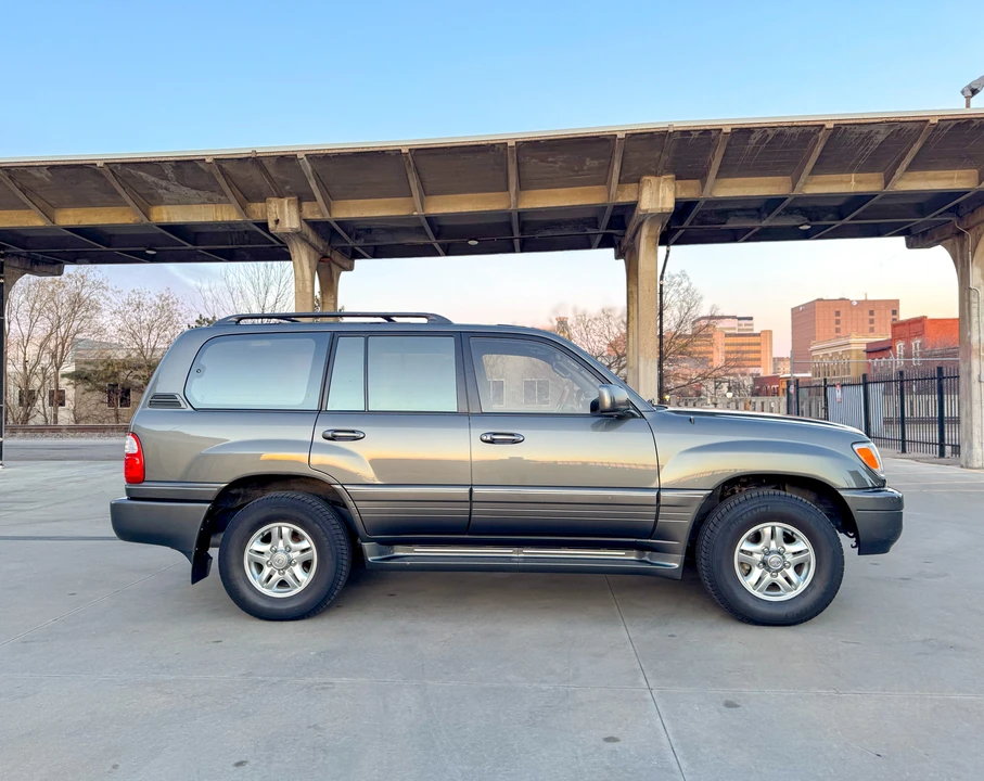 2002 Lexus LX 2nd Gen - Image 11 of 31