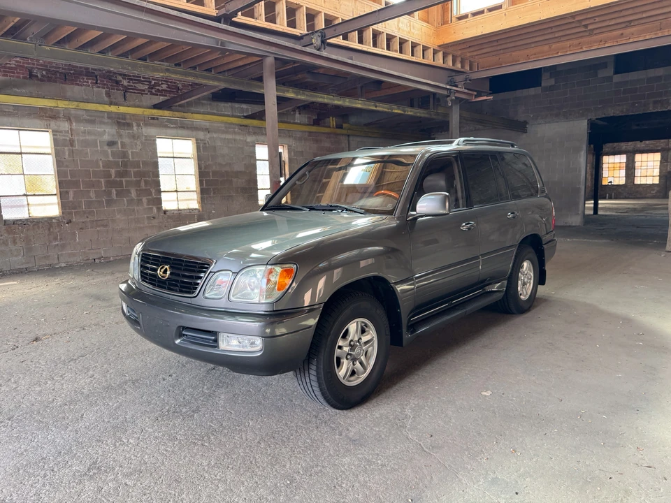 2002 Lexus LX 2nd Gen - Image 29 of 31