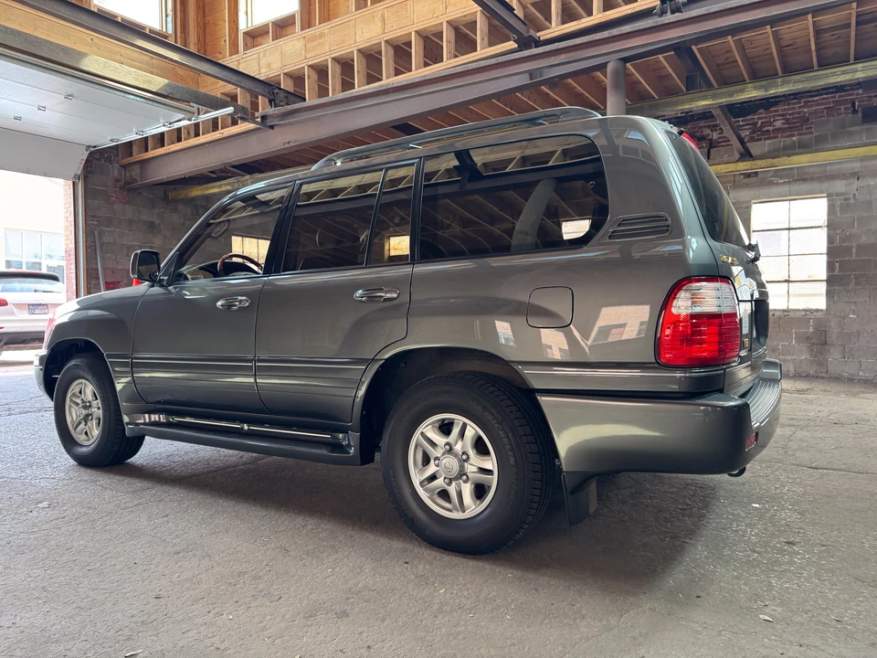 2002 Lexus LX 2nd Gen - Image 16 of 31