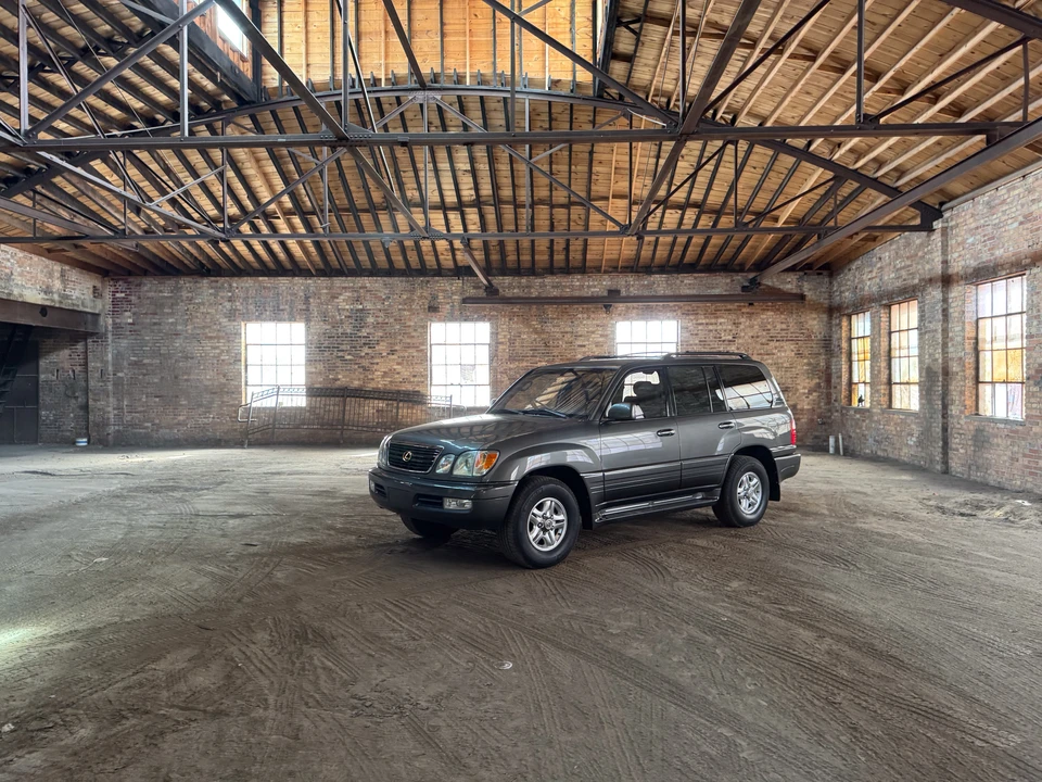2002 Lexus LX 2nd Gen - Image 22 of 31