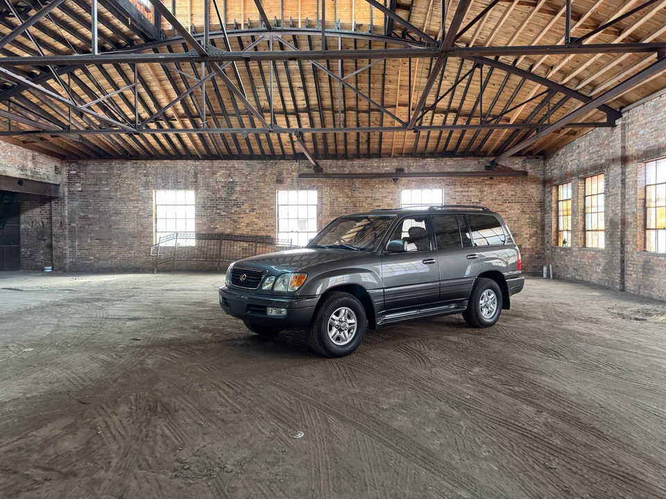 2002 Lexus LX 2nd Gen - Image 23 of 31