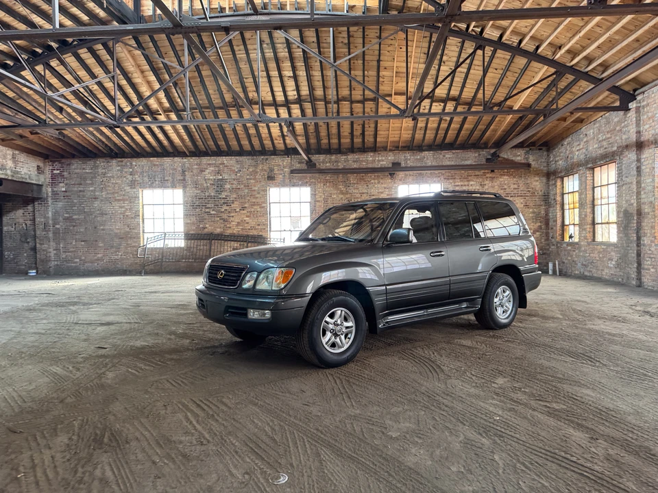 2002 Lexus LX 2nd Gen - Image 24 of 31