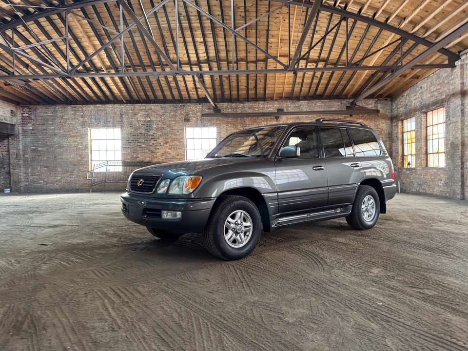 2002 Lexus LX 2nd Gen - Image 25 of 31