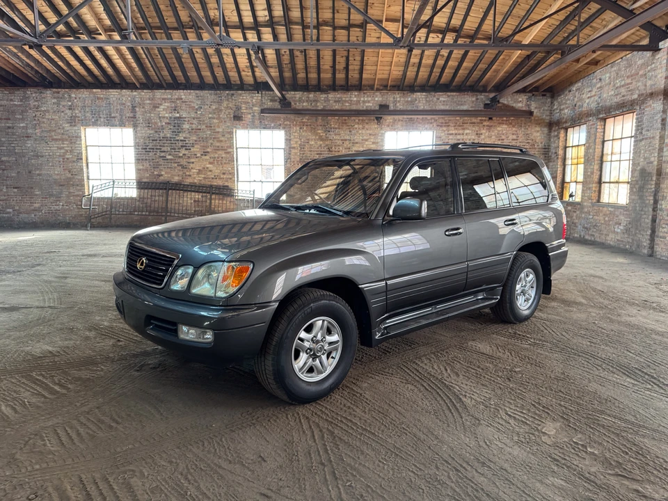 2002 Lexus LX 2nd Gen - Image 27 of 31
