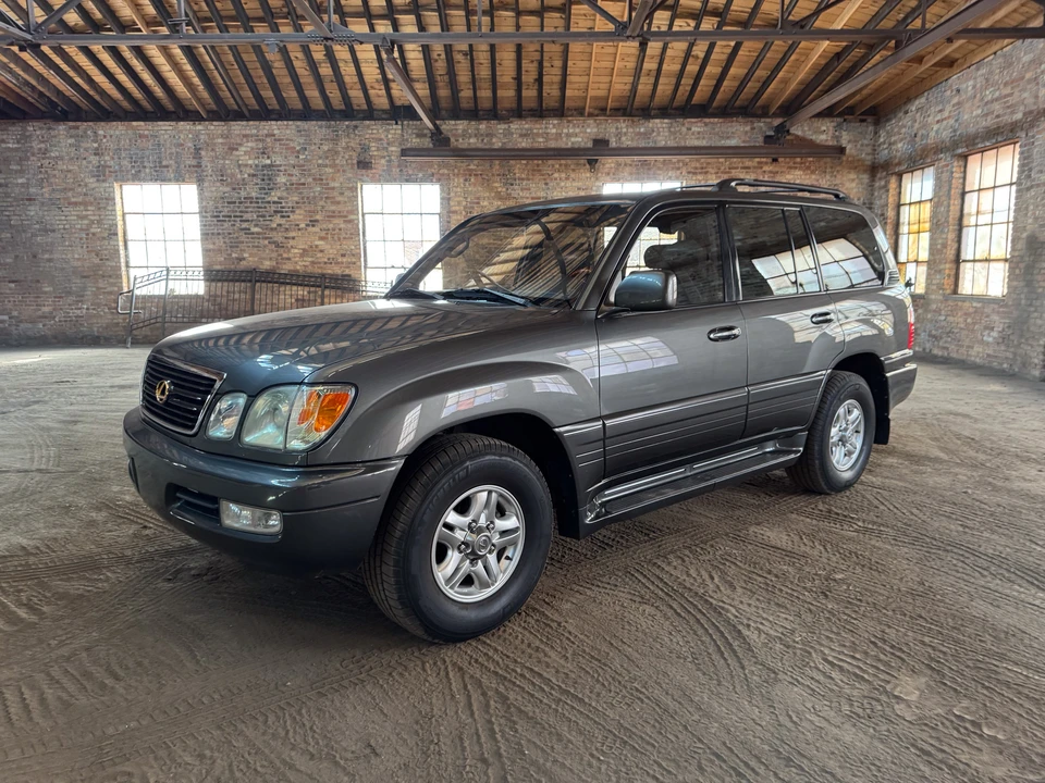 2002 Lexus LX 2nd Gen - Image 28 of 31