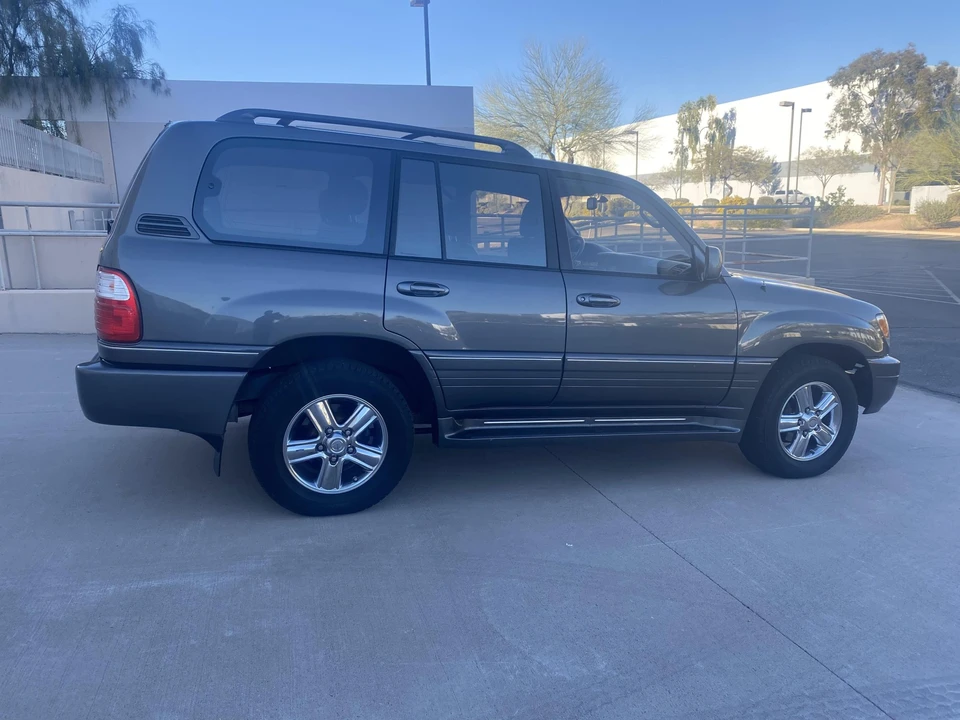 2002 Lexus LX 2nd Gen - Image 16 of 31