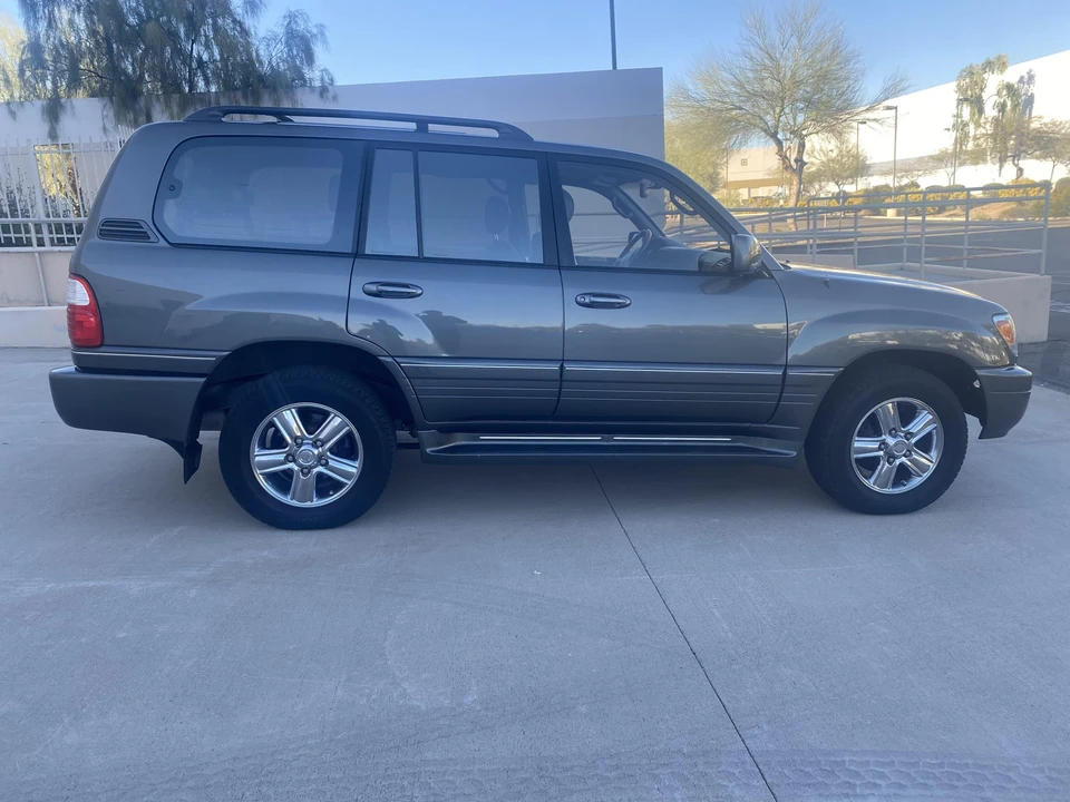 2002 Lexus LX 2nd Gen - Image 17 of 31