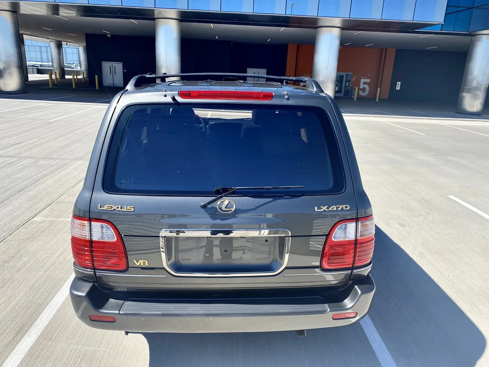 2002 Lexus LX 2nd Gen - Image 11 of 31