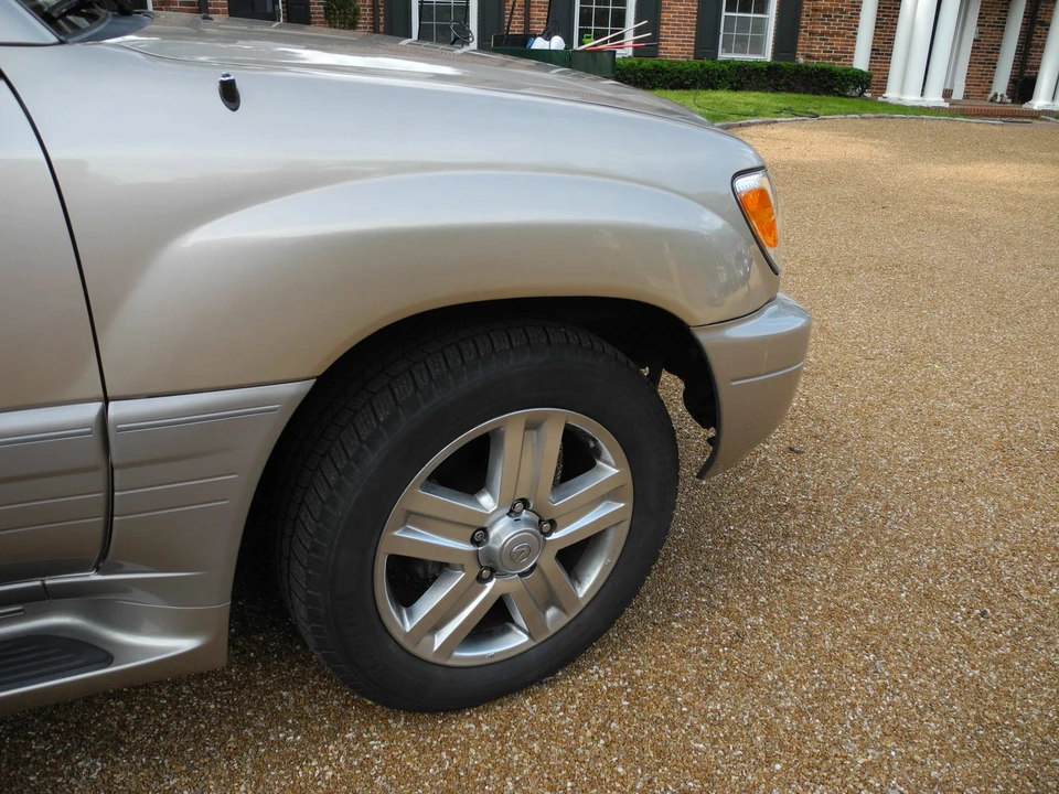 2002 Lexus LX 2nd Gen - Image 14 of 31