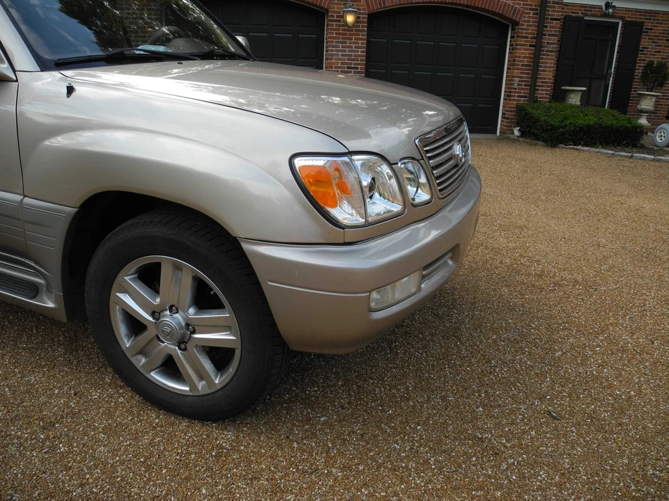 2002 Lexus LX 2nd Gen - Image 11 of 31