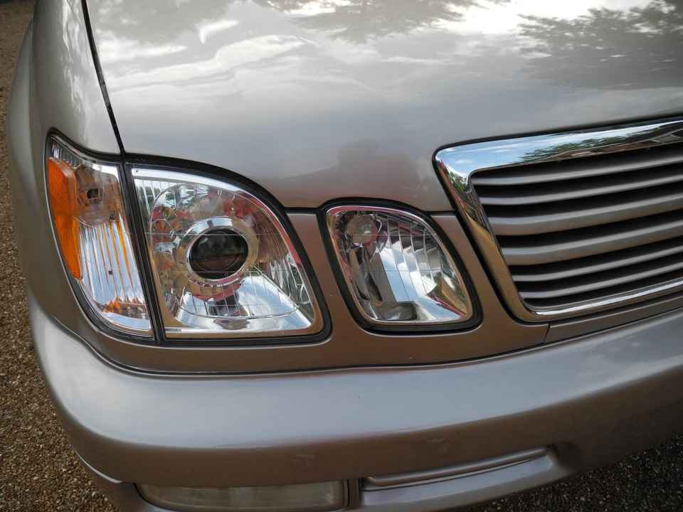2002 Lexus LX 2nd Gen - Image 13 of 31