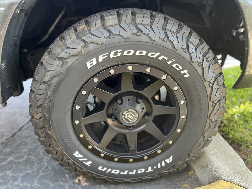 2002 Lexus LX 2nd Gen - Image 25 of 31