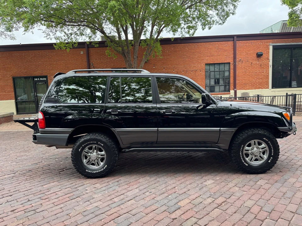 2002 Lexus LX 2nd Gen - Image 10 of 31