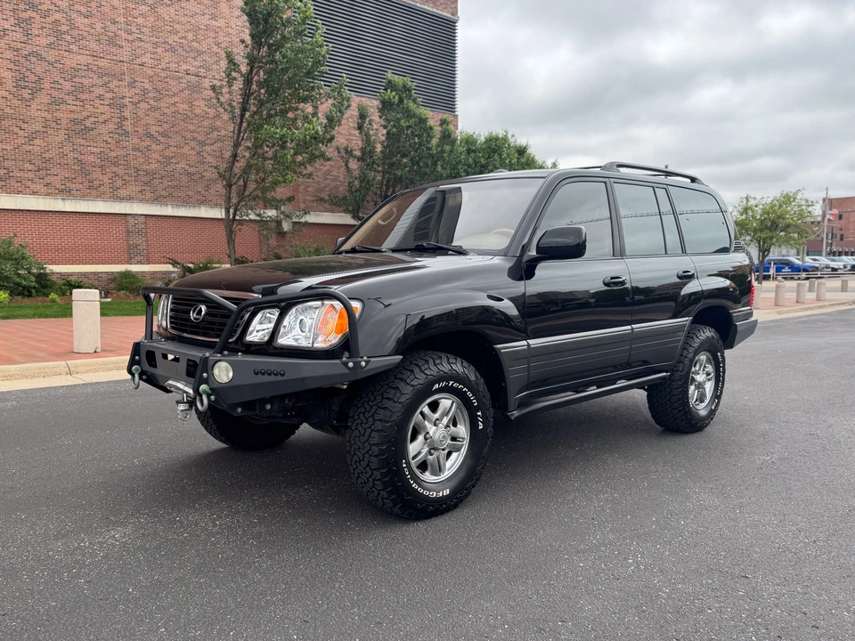2002 Lexus LX 2nd Gen - Image 23 of 31