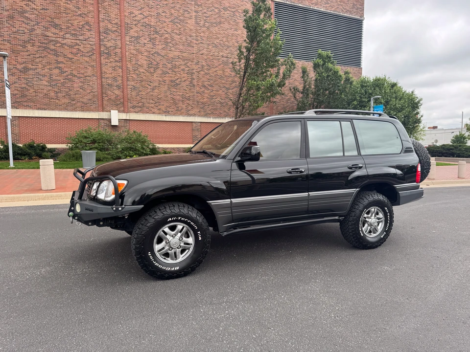 2002 Lexus LX 2nd Gen - Image 25 of 31