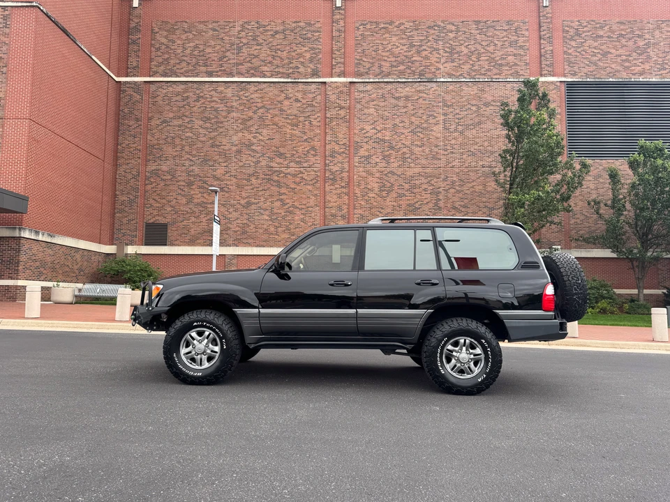 2002 Lexus LX 2nd Gen - Image 27 of 31