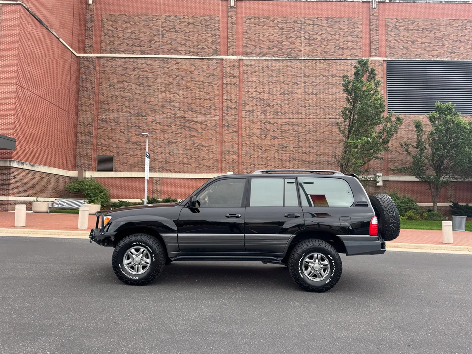 2002 Lexus LX 2nd Gen - Image 28 of 31