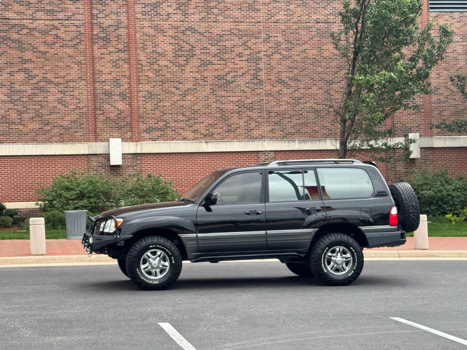 2002 Lexus LX 2nd Gen - Image 26 of 31