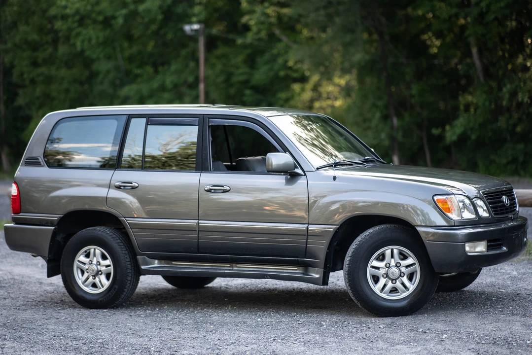 2002 Lexus LX 2nd Gen - Image 15 of 31