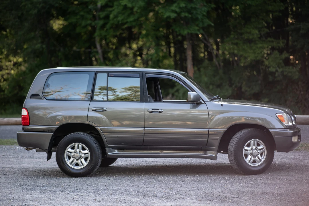 2002 Lexus LX 2nd Gen - Image 14 of 31