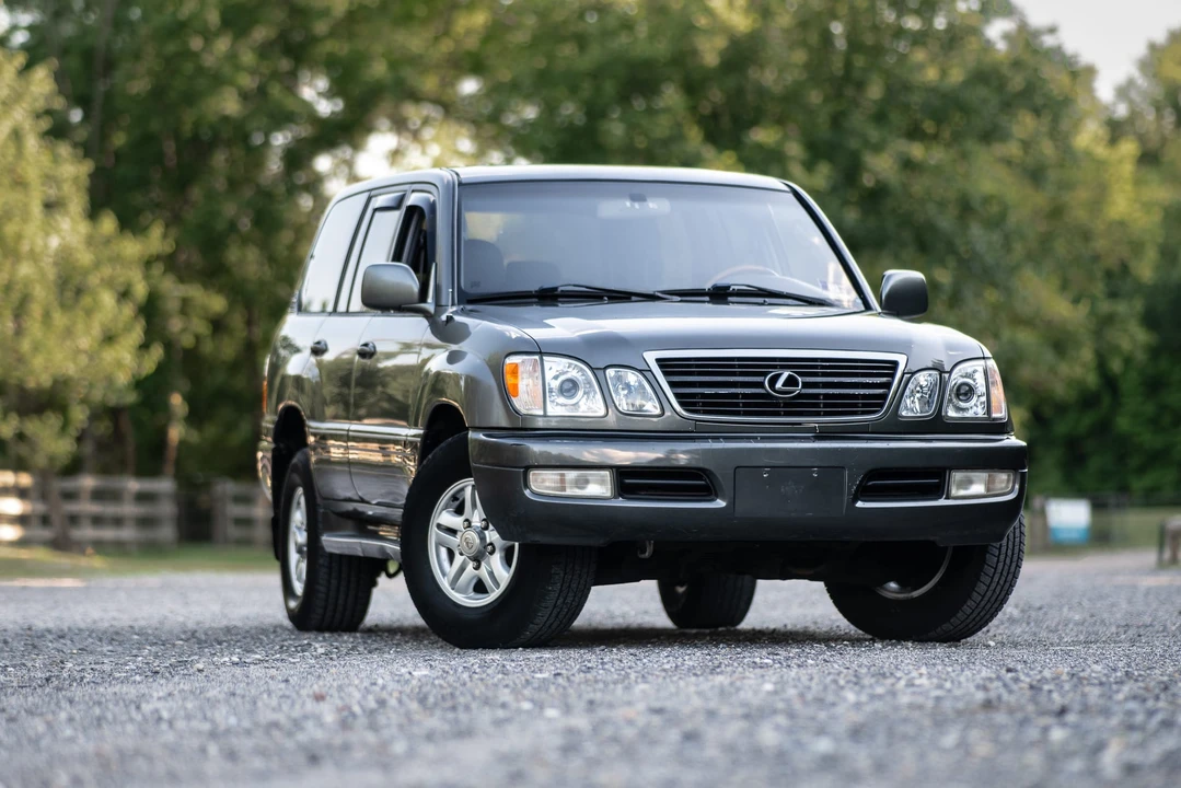 2002 Lexus LX 2nd Gen - Image 25 of 31