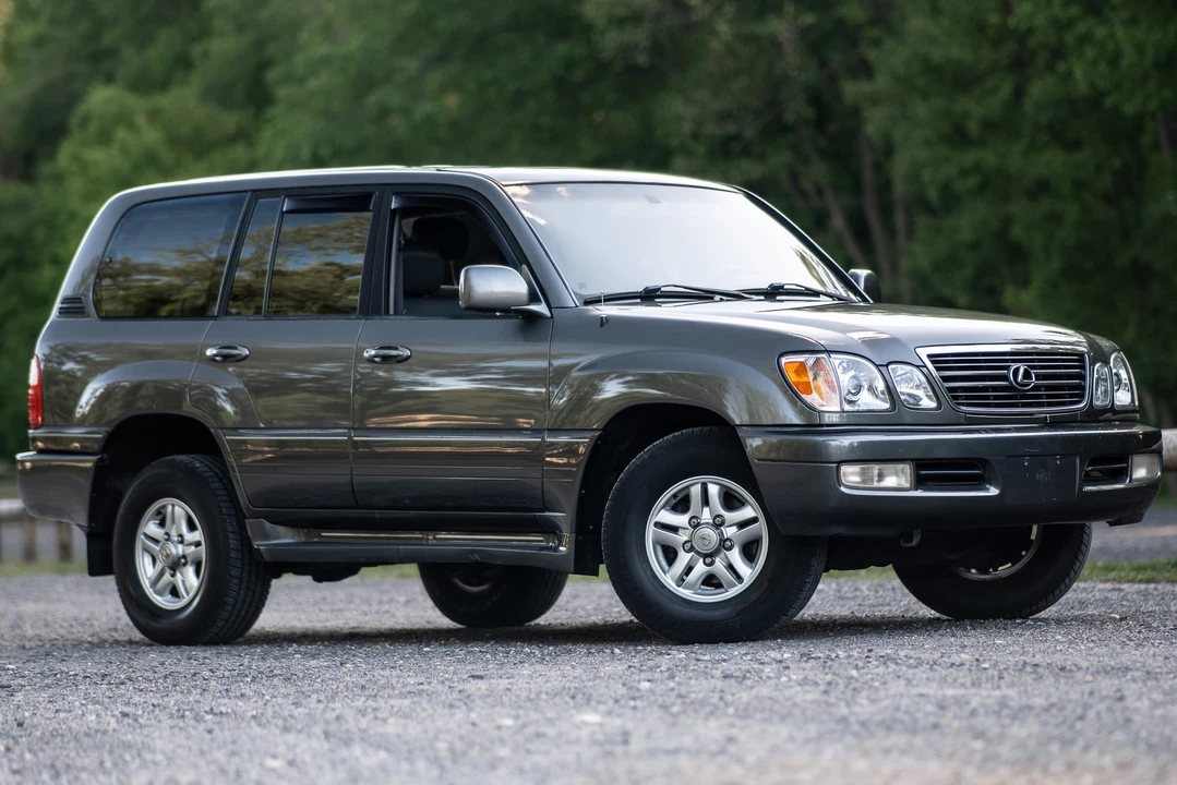 2002 Lexus LX 2nd Gen - Image 18 of 31